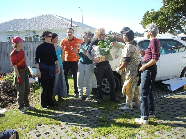 Te Radar came to visit us at the Pt Chevalier Old Homestead Community Garden on Saturday 24th July to share his knowledge with us about the post electricity pedal irrigation invention which his Dad had created and was shown on one of his shows.